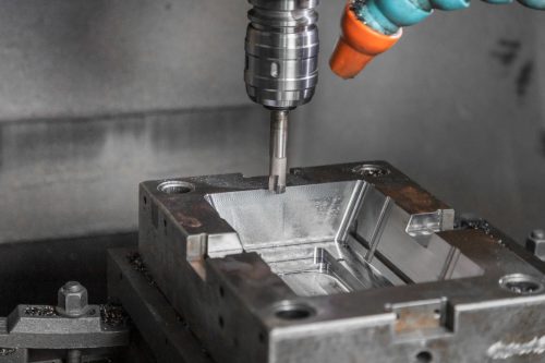 انتخاب فولاد مناسب، پیش از آغاز ماشین‌کاری CNC، یکی از مهم‌ترین تصمیم‌های مهندسی در ساخت قالب تزریق پلاستیک است.